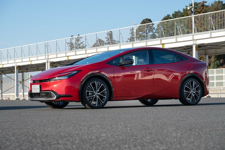 新たに主力に据えられた2リッターハイブリッドモデルのシステム出力はFF車が196PSで4WD車が199PS。どちらも先代モデルより70PS以上もパワフルになっている。