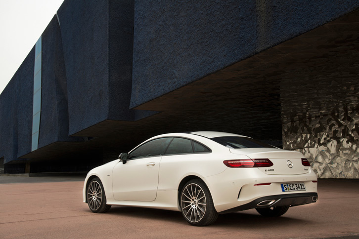 2017年1月のデトロイトショーで実車が初披露された新型「Eクラス クーペ」。3月のジュネーブショーでは「カブリオレ」も公開されており、同車が市場投入されれば、いよいよ現行型「Eクラス」のラインナップが完成することとなる。