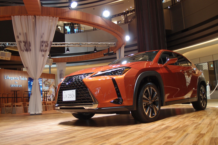発表会場は、東京千代田区にある複合施設「東京ミッドタウン日比谷」。1階には、レクサスの世界を体感できるカフェ「THE SPINDLE」がある。