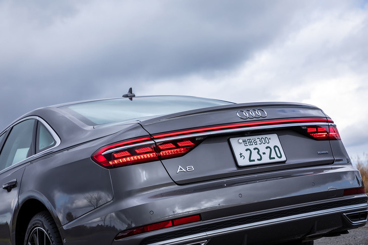 左右をつないで一体化されたテールランプ。LEDがミリ秒単位で流れるように光る「ダイナミックターンインジケーター」を採用。