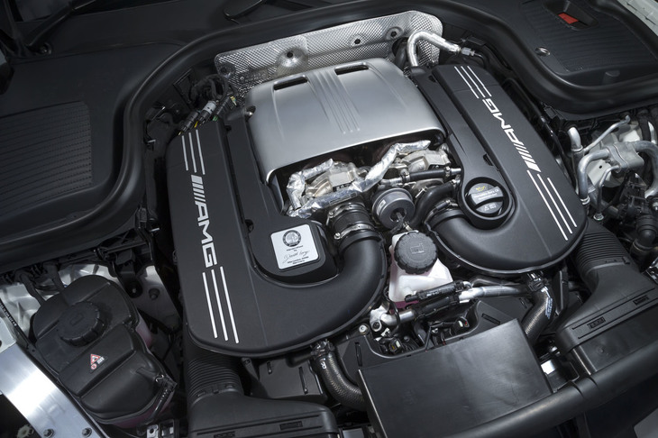 「AMG GT」や「63」シリーズなどで幅広く使用される4リッターV8直噴ツインターボ「M177」ユニット。2基のターボチャージャーはVバンクの内側にレイアウトされている。