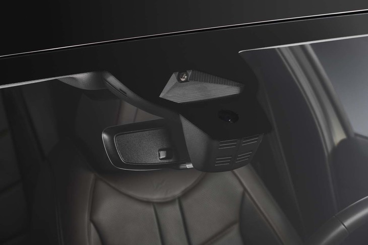 フロントカメラが前方の路面をスキャンしてダンパーの減衰力を最適化する「DSアクティブスキャンサスペンション」を標準装備する。