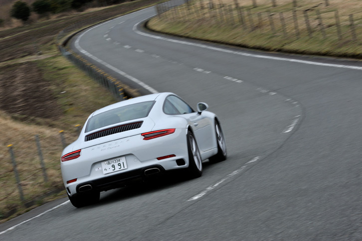 今回の改良では姿勢制御システムの強化も図られており、PASM（電子制御式可変減衰ダンパー）が全車標準装備となったほか、「911カレラS」にはオプションで後輪操舵（そうだ）機構も用意された。