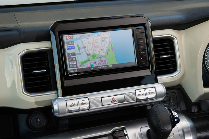 4WDモデルはスノーモードやグリップコントロール、ヒルディセントコントロールといった、悪路を走る際に便利な機能を備えている。