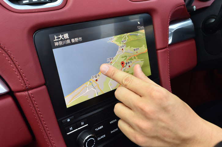「718ボクスター」は、PCM（ポルシェコミュニケーションマネージメント）と名付けられたインフォテインメントシステムを搭載。スマートフォン感覚で操作できる7インチマルチタッチスクリーンが備わる。