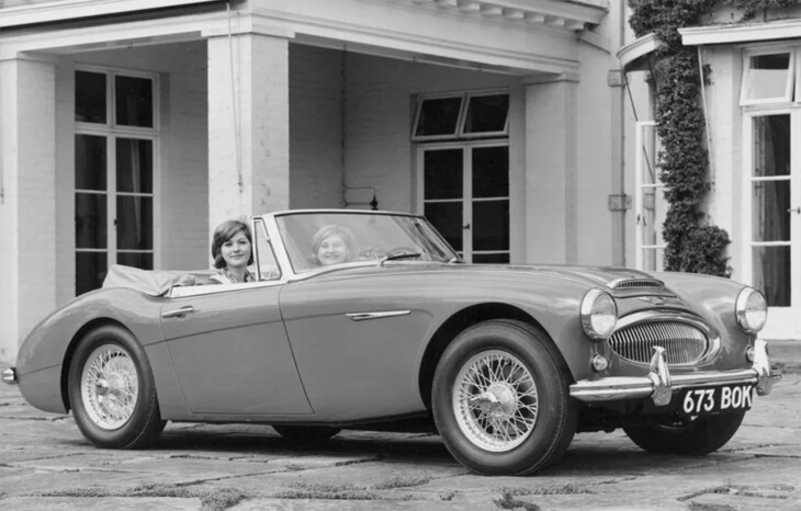 1962年「オースチン・ヒーレー3000 Mk2」。通称“ビッグ・ヒーレー”は1953年から1967年までつくられ、1959年に登場した3000は2.9リッター直6 OHVエンジンを積む。