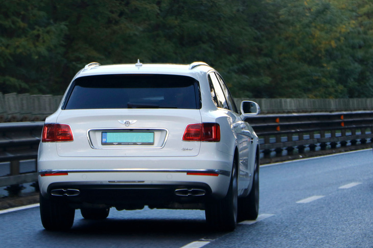 スロバキアから来た「ベントレー・ベンテイガ」の初期型。ナンバープレートのフレームによれば、ウィーンの販売店で購入した個体のようだ。この写真のみ2020年10月に撮影。まだ新型コロナウイルスによる関連規制が、完全に解除されていなかった時期である。