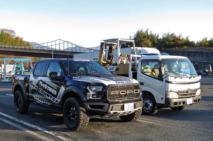 某パーキングエリアにて、同じフレームボディー＆リアリジッドサスペンションの「トヨタ・ダイナ／トヨエース」とツーショット。こうした車両は、ボディーが柔軟性のあるマウントを介してフレームに乗っかっている上、リアのホーシングもバネとダンパー、リンク類でフレームにつながっているだけなので、それぞれがバラバラに動いて“横ズレ”が生じやすい。とはいえ直進性に問題があるわけではなく、結果としてドライバーは「ボディーは微妙にヨーイングしてるのに、クルマは問題なく真っすぐ走っている」という不思議な感覚に陥るのだ。……要するに、細かいことは気にしてはいけないのである。