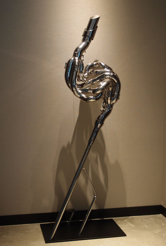 クルマのパーツを素材としたアート作品は、ホテル内のさまざまな所に飾られている。写真は、レストランの入り口で見られた、排気系を使ったオブジェ。