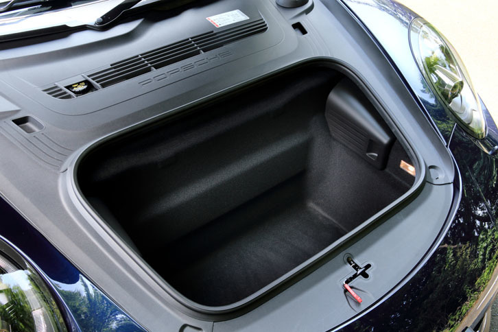 フロントのラゲッジスペース。125リッターの容量が確保されている。