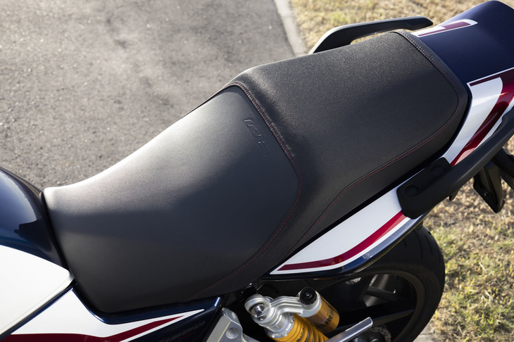 大柄なシートの下には11リッターの収納スペースを確保。シート高は標準仕様が780mm、専用の足まわりを持つ「SP」は790mmとなっている。