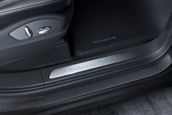 “Platinum Edition”ロゴ入りステンレススチールドアエントリーガード。画像は「カイエン プラチナエディション」のもの。