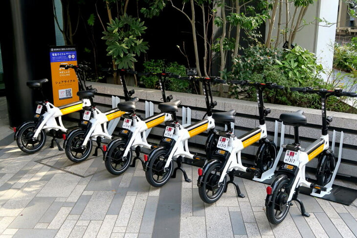 自転車タイプの特定小型原付。本来であれば、写真のようにナンバーを取得・装着する必要があるが、なかには自転車を装って乗っている人も……。（写真：森口将之）