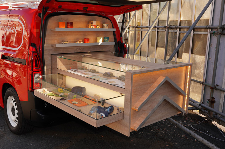 「ル・プティ・シトロエン」の後部は引き出し式の展示スペースとなっている。