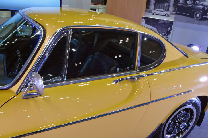 「P1800」のドアには、曲線を描いたユニークなキャラクターラインが入る。これが後に、「V40」（現行型）のリアドアにも刻まれることになった。