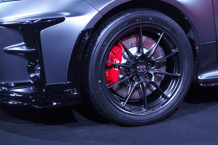 BBS製の「GRMN」専用18インチホイールとビルシュタイン製 減衰力調整式ショックアブソーバーで足まわりを強化。