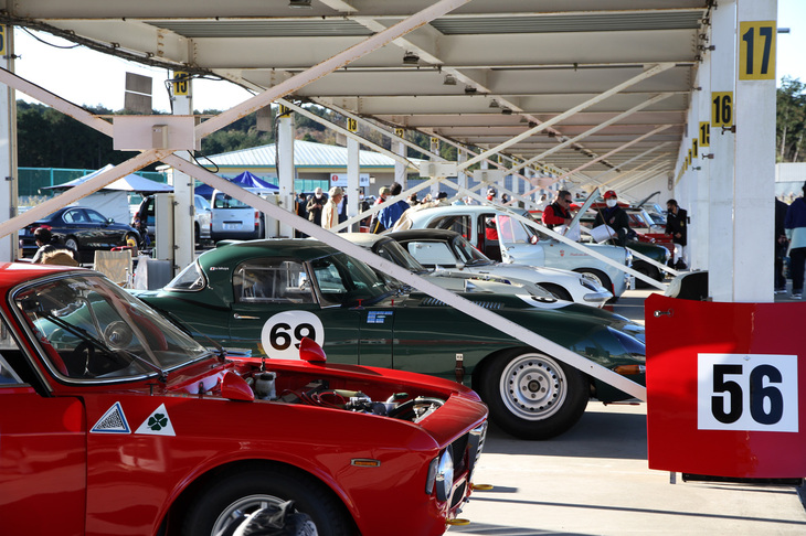 早朝のピット風景。