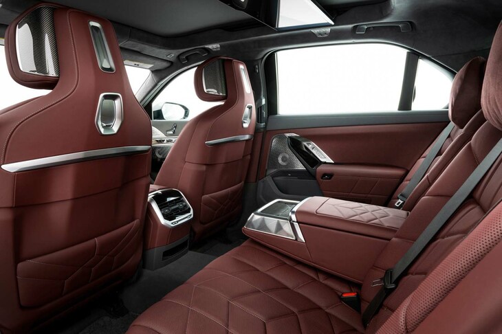 BMW 760i xDrive（リアシート）