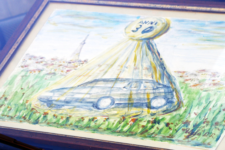 イベントのサポートカーである「エヴァジオン」のフロントガラス内には、「XM」の誕生30周年である2019年に描かれたと思われるイラストが。