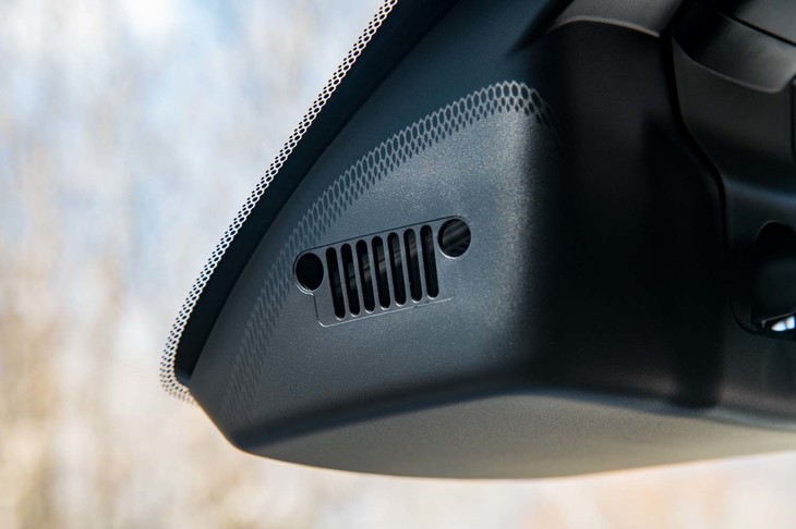 フロントカメラユニットの排気口も「7スロット」とヘッドランプを組み合わせた形だ。