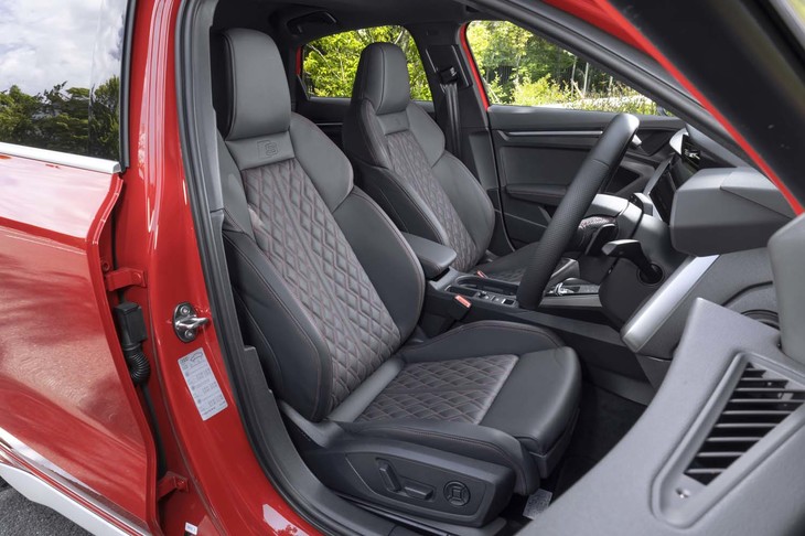 「S3」のみに設定されるファインナッパレザーシートは18万円のオプション。標準装備はスチールグレーのパーシャルレザー表皮となる。