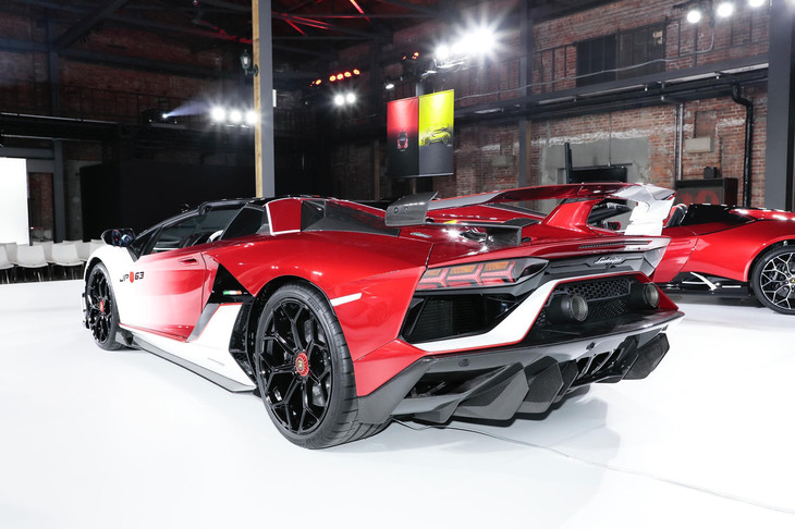 「アヴェンタドールSVJロードスター」の日本限定バージョンのリアビュー。後方からの赤と、前方からの白が車体中央で交じり合うフェード効果の外装色が特徴。