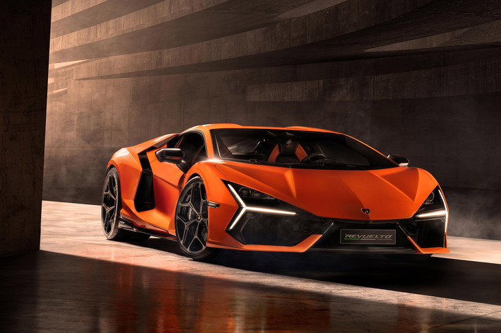試乗車両として用意されているランボルギーニのフラッグシップモデル「レヴエルト」。システム最高出力1015PSを誇るV12プラグインハイブリッドシステムを搭載する。