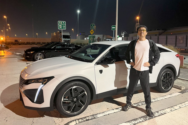 いつもの首都高・辰巳PAで小休止。「408」はSUVなのにペッタンコでカッコいい。アラン・ドロン的にスカした雰囲気は、「508」に通じるものがあると、408を見るたびに思う。