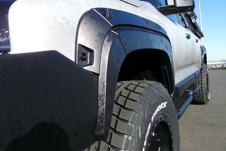 三菱トライトンSNOW SHREDDER CONCEPT（ホイールアーチモール）