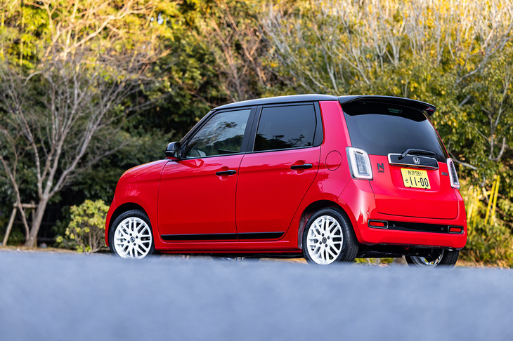 写真のボディーカラーは6万0500円の有償色となる「フレームレッド＆ブラック」。今回の一部改良を機に、「プレミアムイエロー・パール」「ブリティッシュグリーン・パール」「メテオロイドグレー・メタリック」の3色がラインナップから消えた。