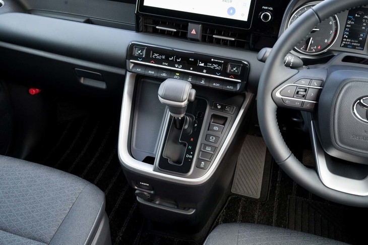 変速機はハイブリッド車が電気式CVTで純ガソリンモデルがCVT。シフトセレクターはステアリングホイールのすぐ左側という持ち替えやすい場所に位置している。