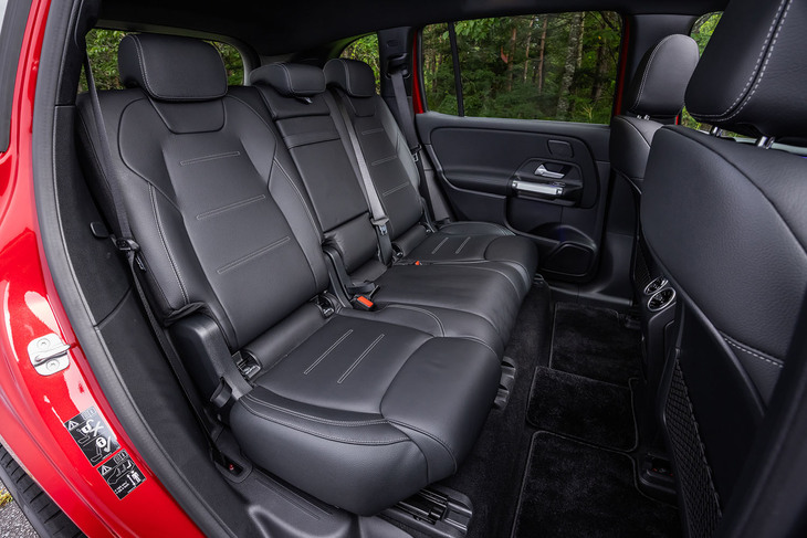 2列目シートにはリクライニング機能と、前後140mmのスライド機構が備わる。操作は手動式。背もたれには40：20：40の分割可倒機構が組み込まれている。