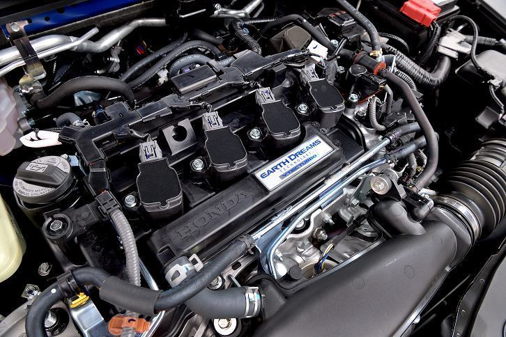 1.5リッター直4ターボエンジンは182psと240Nmを生み出す。ガソリンはプレミアム指定（セダンはレギュラー）で、JC08モード燃費は17.4km/リッター。