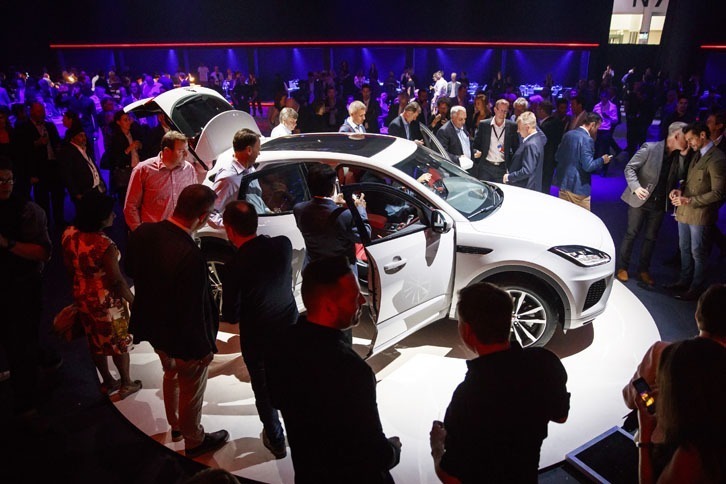 全長は約4.4mとコンパクト。ただし全幅は、あちらの計測方法だと1984mmと幅広い。