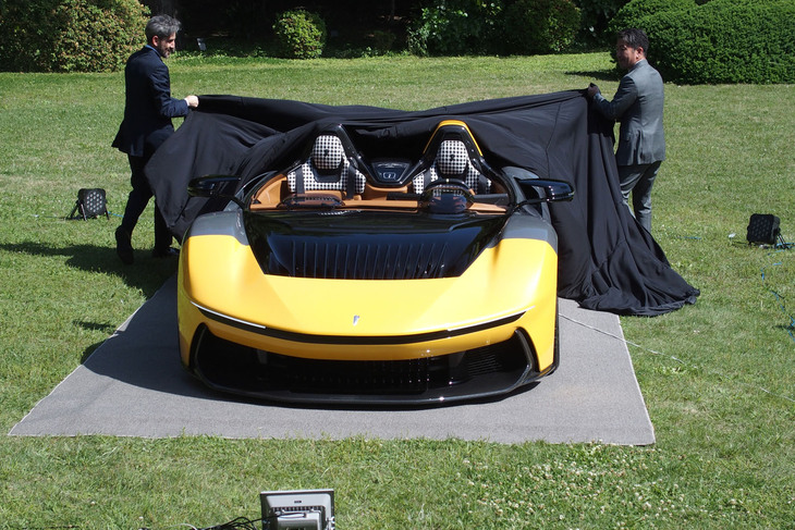 電動ハイパーバルケッタ「B95」がアンベールされる様子。