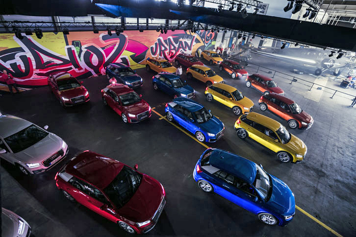 試乗会のプレゼンテーション会場に並んだ、色とりどりの「アウディQ2」。本国では、全12色のボディーカラーがラインナップされる。