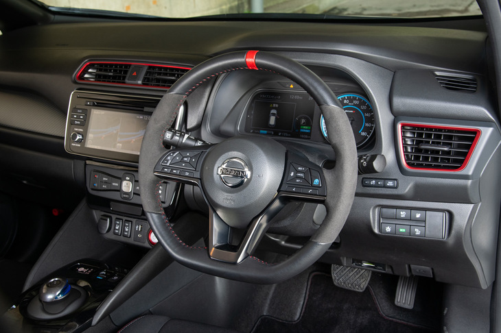 ステアリングホイールは本革とアルカンターラのコンビタイプ。オプションで本革巻きのステアリングも用意される。