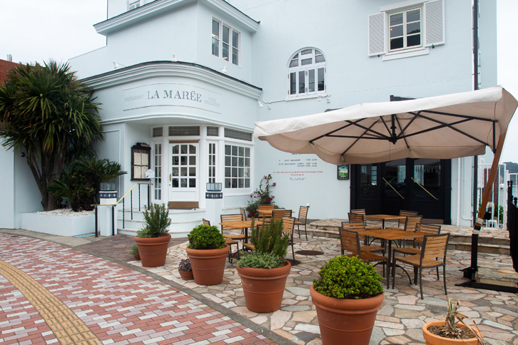 道中立ち寄った、レストラン ラ・マーレ。地元の食材を生かした上質な“創作海辺料理”で知られる。