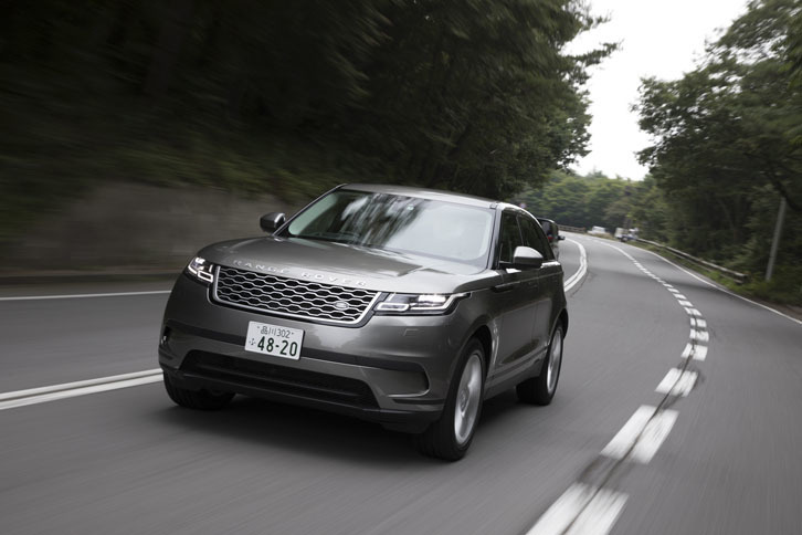 すべての「レンジローバー ヴェラール」には、レーンデパーチャーワーニング（車線逸脱警告機能）や自動緊急ブレーキなどの運転支援システムが標準装備される。