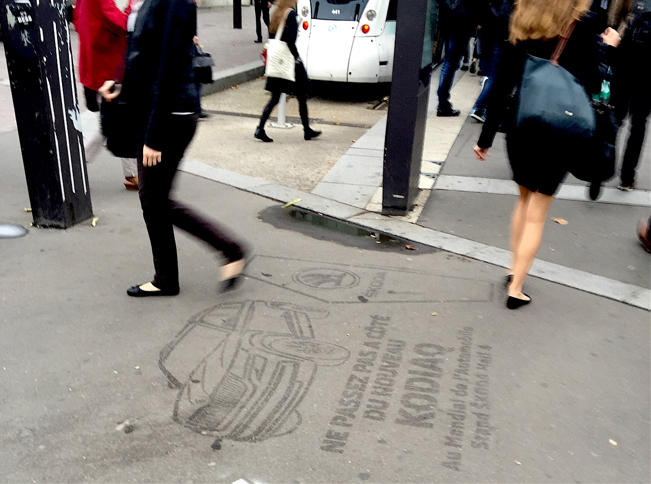 フォルクスワーゲン グループの会場周辺ジャックは、足元でも続いていた。これはシュコダの広告。「『シュコダ・コディアック』に近づくな」という、ひねりのあるキャッチが。