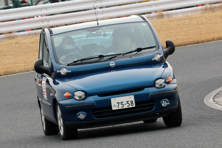 ここからはファミリーサーキットデイの参加車両を紹介。ヘルメットなどの着用義務なし、同乗者もOKでペースカーが先導するパレードランを走る「フィアット・ムルティプラ」。ファミリーサーキットデイという名称に最もふさわしい光景かも。