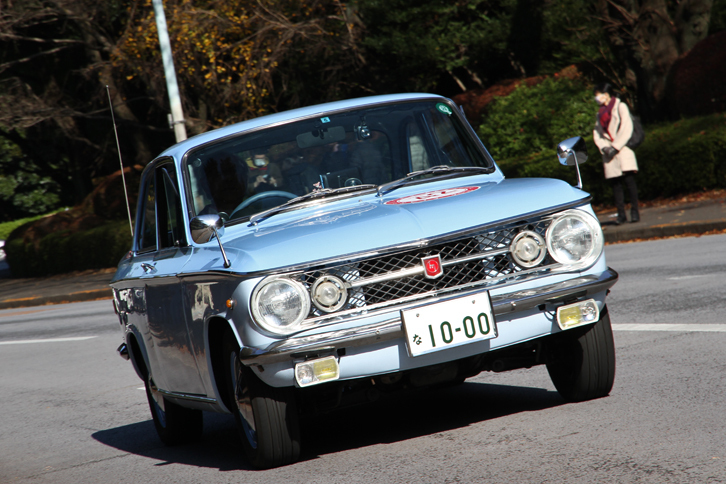 1966年「マツダ・ファミリア クーペ」。コルベアルックのクーペボディーに、直4 SOHCクロスフローヘミヘッドの1リッターエンジンを積んだ、初代ファミリアのスポーツクーペ。残存数は少ないはず。