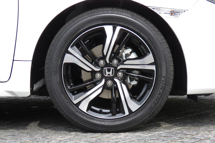ホンダ・シビックセダン（ホイールとタイヤ）