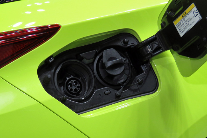 トヨタ・プリウスPHV（充電口）