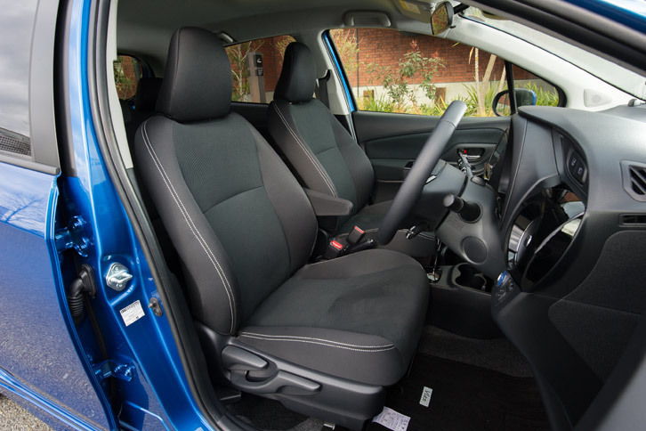 シートの仕様はグレードによって異なり、「U」「ハイブリッドU」にはダブルステッチの施されたファブリックシートが装備される。