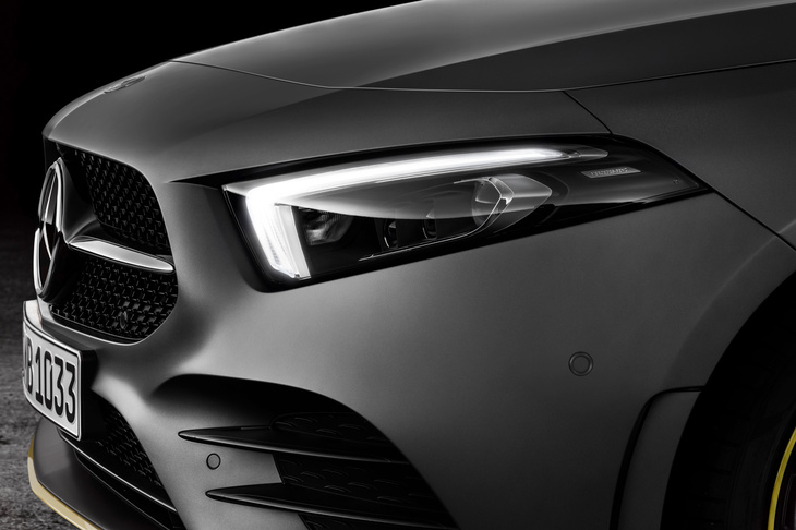 ちなみに、同じ新世代メルセデスでも、FFの「Aクラス」は“顔”が逆スラントになっていない（スリーポインテッドグリルの向きに注目）。グリルやヘッドランプの形状などで「CLS」との類似性を持たせているのだ。