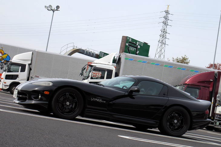 走行中にスマホごとクレードルが外れたので、草津PAに緊急ピットイン。運転席側に転がり落ちてこなくて、本当によかった。読者諸兄姉の皆さんもお気を付けください。ペダルの裏にでも入り込もうものなら、事故につながるからね。