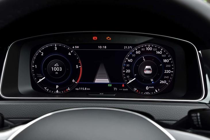 エンジンのレッドゾーンは4000rpm台後半からと、ディーゼル車らしくやや低め。