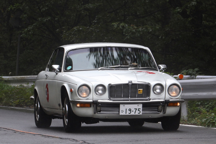 エレガントなムードを放つ1975年「ジャガーXJ6C」。初代XJ6の2ドアクーペ版である。