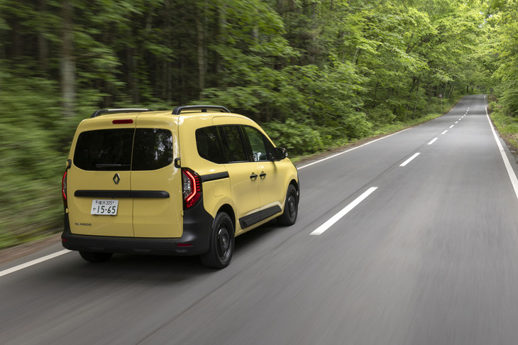 背の高い箱型ボディーながらロールが少なく、優れたドライバビリティーを味わえる「カングー」。豊かな接地感は歴代モデルに共通する美点だ。